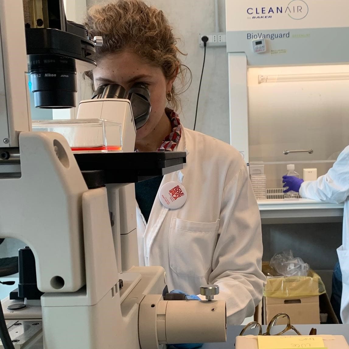 Ricercatrice in laboratorio